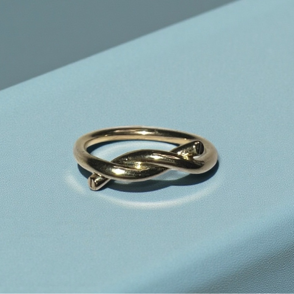 Elegant Gold Twist Ring